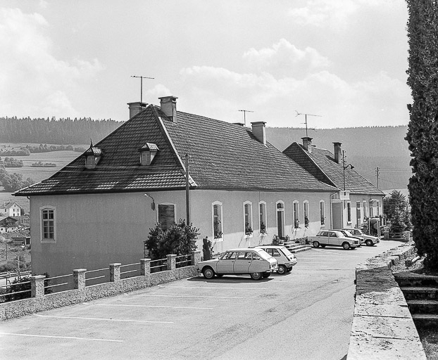Grand'Combe-Châteleu : vue d'ensemble du presbytère. © Dominique Humbert / Région Bourgogne-Franche-Comté, Inventaire du patrimoine - 1976