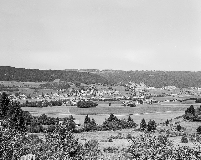 Village vu depuis la route de Chauveresche. © Dominique Humbert / Région Bourgogne-Franche-Comté, Inventaire du patrimoine - 1976