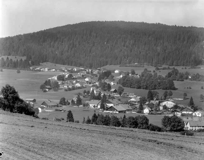 Le village en direction du village des Gras. © Yves Sancey / Région Bourgogne-Franche-Comté, Inventaire du patrimoine - 1976