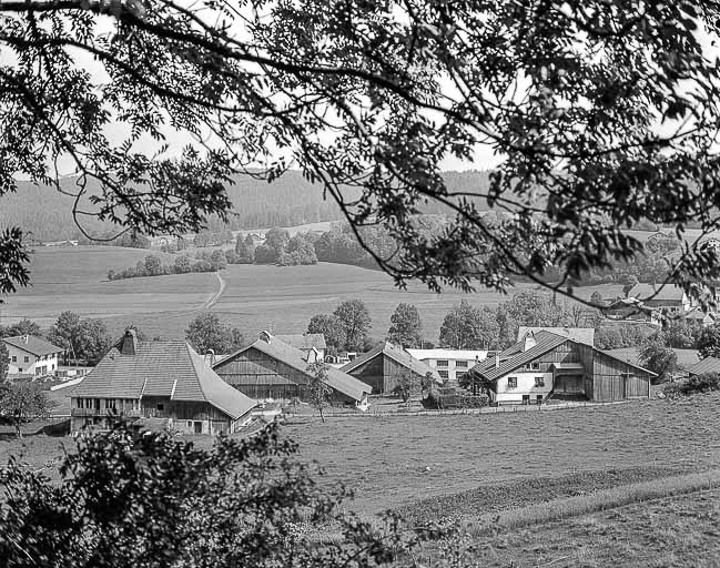 Vue d'ensemble, depuis l'ouest. © Yves Sancey / Région Bourgogne-Franche-Comté, Inventaire du patrimoine - 1976