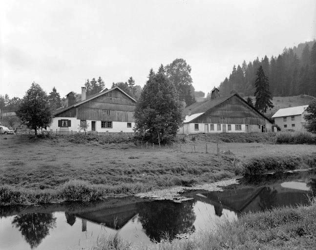 Fermes 1 et 2: façades antérieures. © Dominique Humbert / Région Bourgogne-Franche-Comté, Inventaire du patrimoine - 1976
