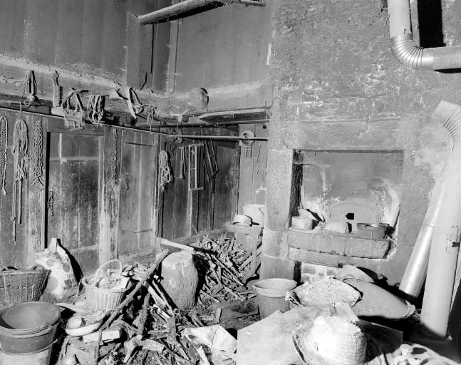 Intérieur : la pièce du "tué" avec le four. © Dominique Humbert / Région Bourgogne-Franche-Comté, Inventaire du patrimoine - 1976