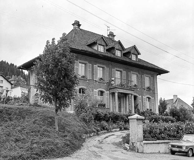 Morteau, rue de l'Eglise : vue d'ensemble. © Dominique Humbert / Région Bourgogne-Franche-Comté, Inventaire du patrimoine - 1976