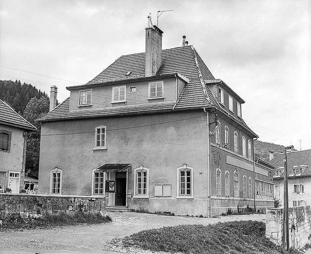 Morteau, rue de l'Eglise (actuelle maison des jeunes) : vue d'ensemble. © Dominique Humbert / Région Bourgogne-Franche-Comté, Inventaire du patrimoine - 1976
