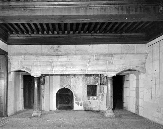 Intérieur : cheminée à manteau, le couvrement repose sur deux colonnes. © Yves Sancey / Région Bourgogne-Franche-Comté, Inventaire du patrimoine - 1976