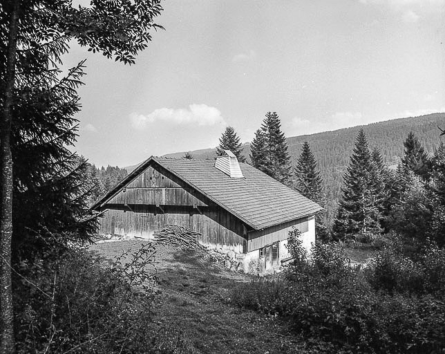 Ferme située au lieu-dit A Gourdavi : façade postérieure et latérale gauche. © Yves Sancey / Région Bourgogne-Franche-Comté, Inventaire du patrimoine - 1976