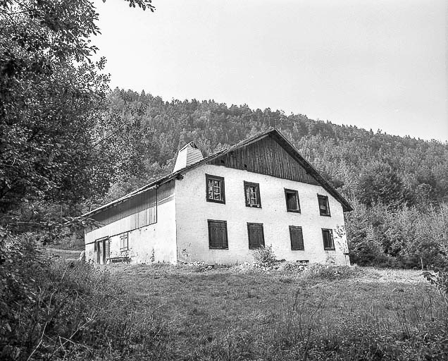 Ferme située au lieu-dit A Gourdavi : façade antérieure et latérale gauche. © Yves Sancey / Région Bourgogne-Franche-Comté, Inventaire du patrimoine - 1976