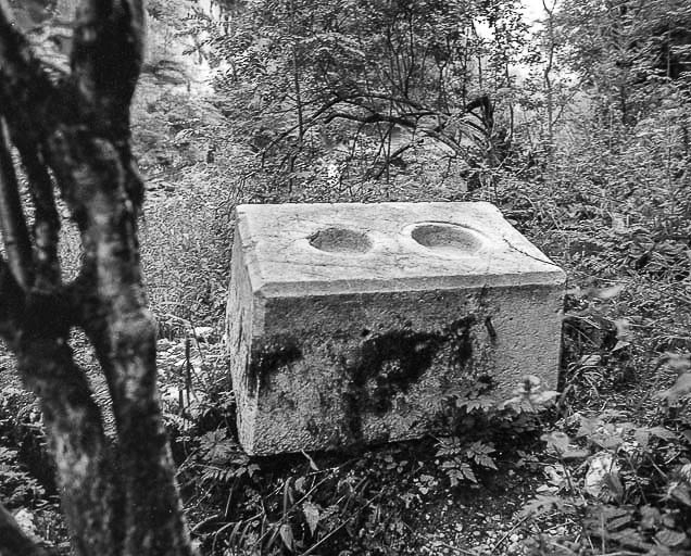 Pierre destinée à recevoir les axes. © Dominique Humbert / Région Bourgogne-Franche-Comté, Inventaire du patrimoine - 1976