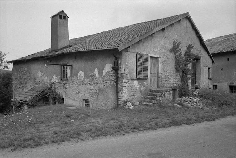 Ferme cadastrée 1972 AB 87, détruite après 1976 : façade antérieure et façade latérale gauche. © Gilbert Poinsot / Région Bourgogne-Franche-Comté, Inventaire du patrimoine - 1976