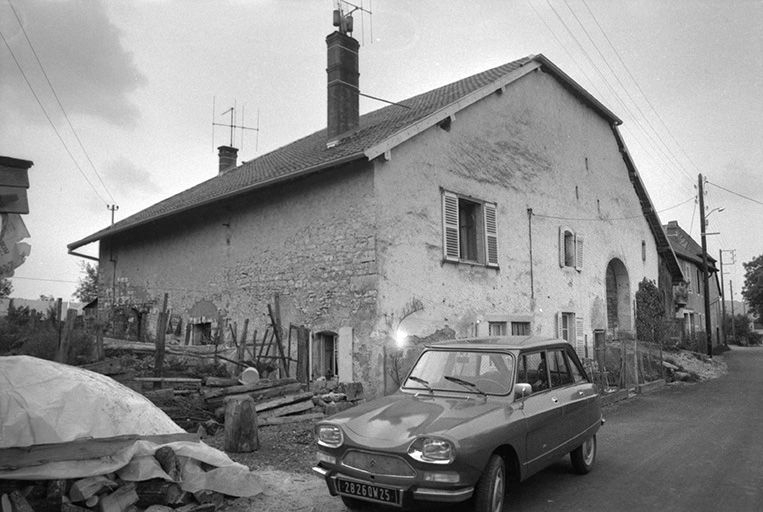Façade antérieure et face latérale gauche. © Gilbert Poinsot / Région Bourgogne-Franche-Comté, Inventaire du patrimoine - 1976 Façade antérieure et face latérale gauche. © Gilbert Poinsot / Région Bourgogne-Franche-Comté, Inventaire du patrimoine - 1976