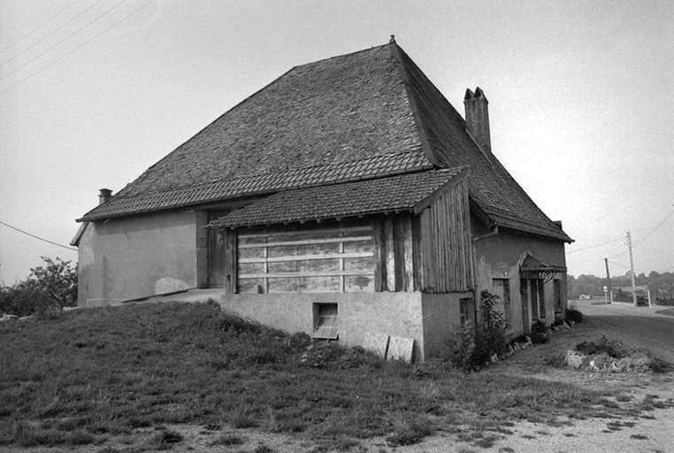 Ferme cadastrée 1972 ZA 84 : façade antérieure et façade latérale gauche. © Gilbert Poinsot / Région Bourgogne-Franche-Comté, Inventaire du patrimoine - 1976