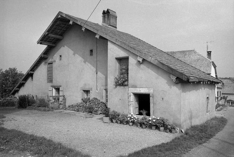 Ferme située rue du Château, cadastrée 1972 AB 76 : façade antérieure, trois quarts droit. © Gilbert Poinsot / Région Bourgogne-Franche-Comté, Inventaire du patrimoine - 1976