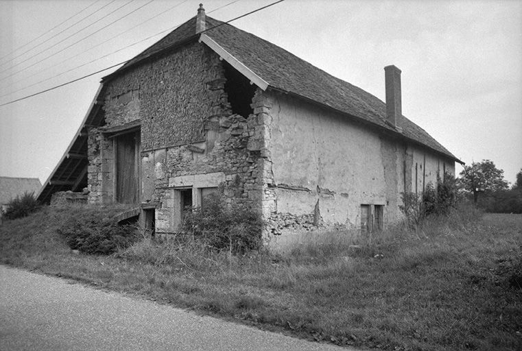 Ferme cadastrée 1972 AB 160 : façade antérieure et façade latérale droite. © Gilbert Poinsot / Région Bourgogne-Franche-Comté, Inventaire du patrimoine - 1976
