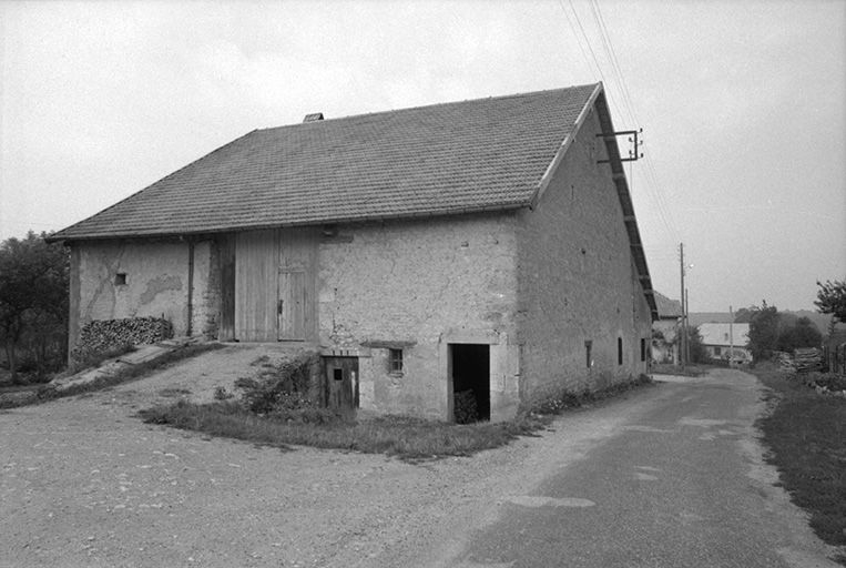 Ferme située rue de l'Abreuvoir, cadastrée 1972 AB 189 : vue depuis la rue. © Gilbert Poinsot / Région Bourgogne-Franche-Comté, Inventaire du patrimoine - 1976