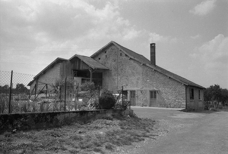 Ferme située 6 rue de Sous Velles : façade antérieure de trois quarts gauche. © Gilbert Poinsot / Région Bourgogne-Franche-Comté, Inventaire du patrimoine - 1976