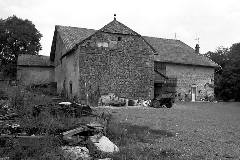 Vue générale depuis le sud-ouest. © Gilbert Poinsot / Région Bourgogne-Franche-Comté, Inventaire du patrimoine - 1976