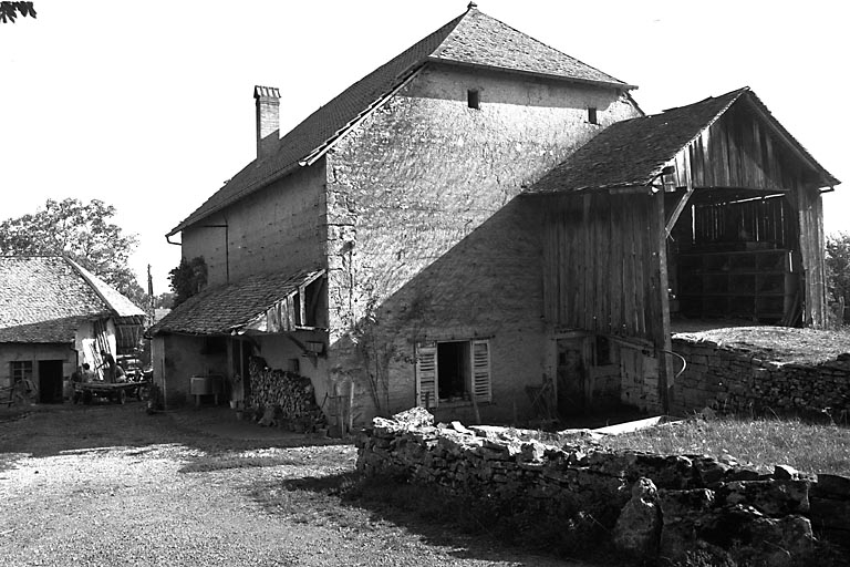 Façade antérieure et face latérale gauche. © Gilbert Poinsot / Région Bourgogne-Franche-Comté, Inventaire du patrimoine - 1976