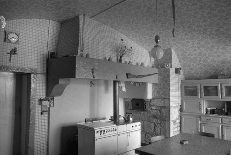 Intérieur : la cuisine. © Gilbert Poinsot / Région Bourgogne-Franche-Comté, Inventaire du patrimoine - 1976