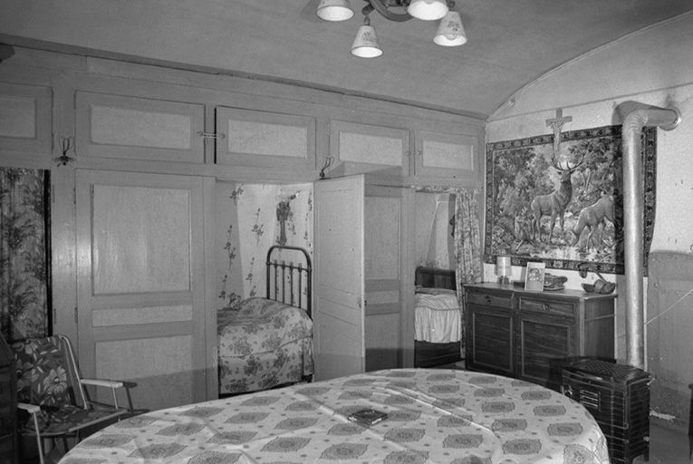 Intérieur : le "poêle" (salle à manger et chambre). © Gilbert Poinsot / Région Bourgogne-Franche-Comté, Inventaire du patrimoine - 1976