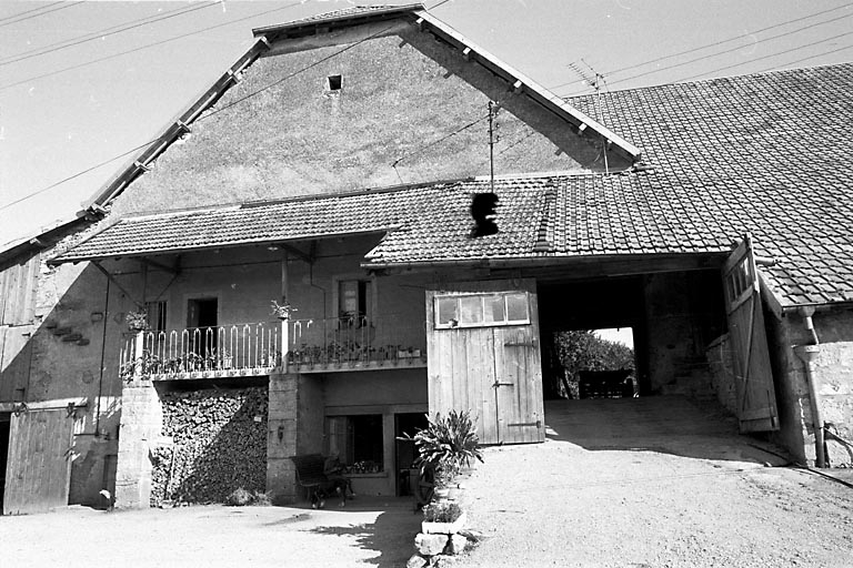 Façade antérieure. © Gilbert Poinsot / Région Bourgogne-Franche-Comté, Inventaire du patrimoine - 1976