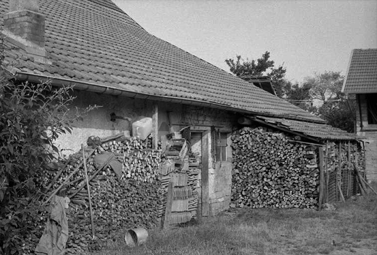 Façade latérale droite. © Liliane Hamelin / Région Bourgogne-Franche-Comté, Inventaire du patrimoine - 1976
