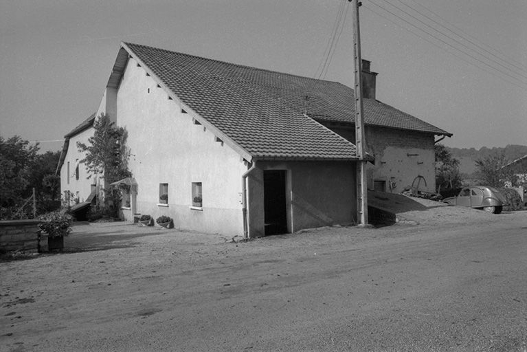 Ferme  située 7 rue de Merey : façade antérieure et face latérale droite. © Gilbert Poinsot / Région Bourgogne-Franche-Comté, Inventaire du patrimoine - 1976