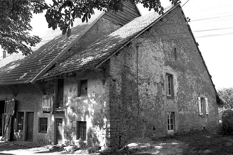 Façade antérieure et face latérale droite. © Gilbert Poinsot / Région Bourgogne-Franche-Comté, Inventaire du patrimoine - 1976 Façade antérieure et face latérale droite. © Gilbert Poinsot / Région Bourgogne-Franche-Comté, Inventaire du patrimoine - 1976