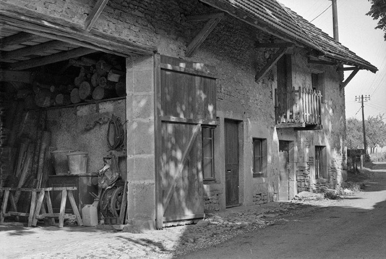 Façade antérieure vue de trois quarts gauche. © Gilbert Poinsot / Région Bourgogne-Franche-Comté, Inventaire du patrimoine - 1976