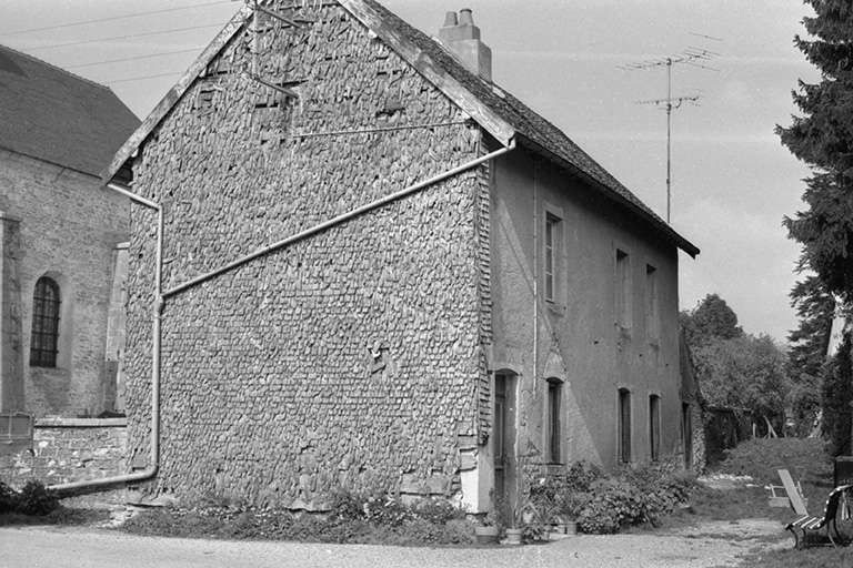 Maison située impasse Caramel : façade antérieure et face latérale gauche. © Gilbert Poinsot / Région Bourgogne-Franche-Comté, Inventaire du patrimoine - 1976
