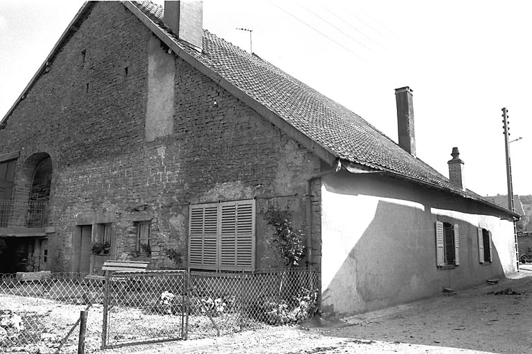 Façade postérieure et face latérale gauche. © Gilbert Poinsot / Région Bourgogne-Franche-Comté, Inventaire du patrimoine - 1976 Façade postérieure et face latérale gauche. © Gilbert Poinsot / Région Bourgogne-Franche-Comté, Inventaire du patrimoine - 1976