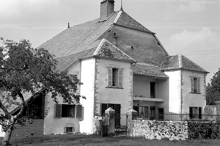 Façade antérieure vue de trois quarts gauche. © Gilbert Poinsot / Région Bourgogne-Franche-Comté, Inventaire du patrimoine - 1976 Façade antérieure vue de trois quarts gauche. © Gilbert Poinsot / Région Bourgogne-Franche-Comté, Inventaire du patrimoine - 1976