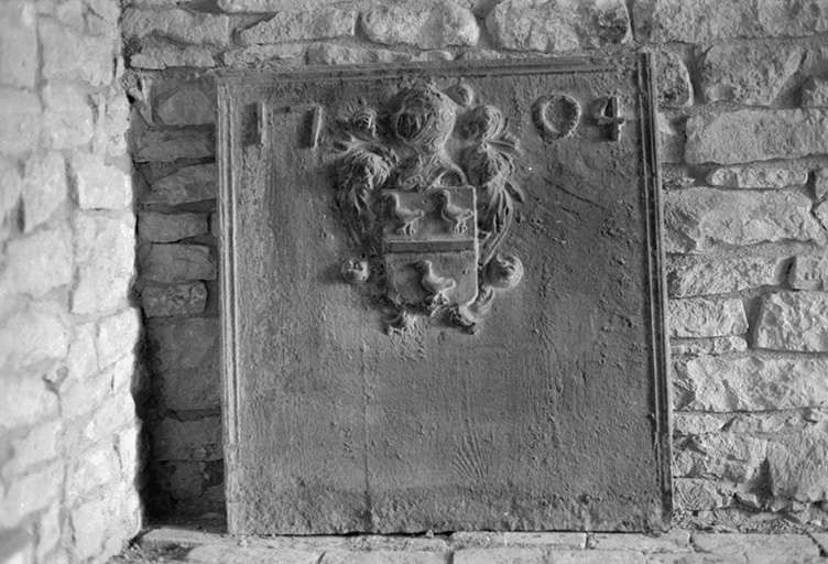 Intérieur : la plaque de cheminée. © Gilbert Poinsot / Région Bourgogne-Franche-Comté, Inventaire du patrimoine - 1976 Intérieur : la plaque de cheminée. © Gilbert Poinsot / Région Bourgogne-Franche-Comté, Inventaire du patrimoine - 1976