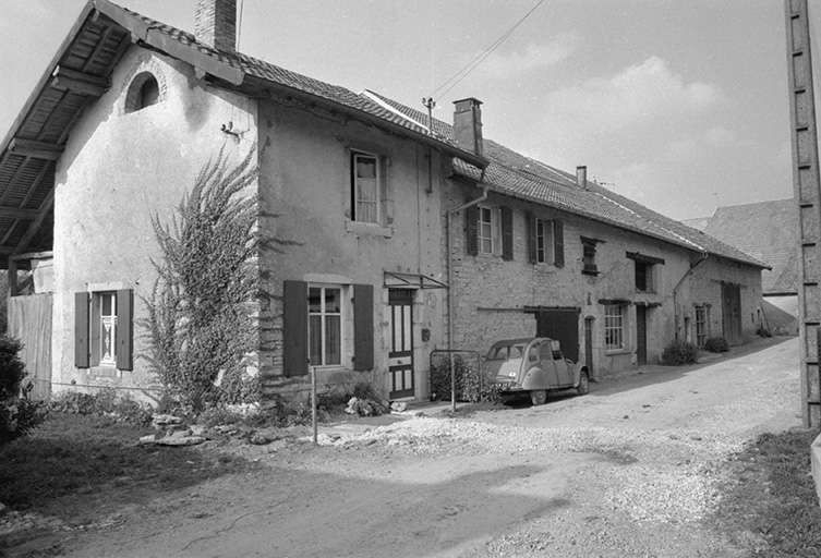 Maisons situées rue de l'Eglise : façade antérieure et face latérale gauche. © Gilbert Poinsot / Région Bourgogne-Franche-Comté, Inventaire du patrimoine - 1976