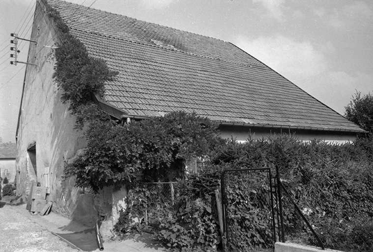 Maison  cadastrée 1969 AB 60, située rue de l'Eglise : façade antérieure et face latérale droite. © Gilbert Poinsot / Région Bourgogne-Franche-Comté, Inventaire du patrimoine - 1976