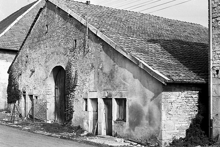 Façade antérieure vue de trois quarts droit. La ferme était située entre le 2 et le 4 rue de Tarcenay (numéros de 2019) © Gilbert Poinsot / Région Bourgogne-Franche-Comté, Inventaire du patrimoine - 1976