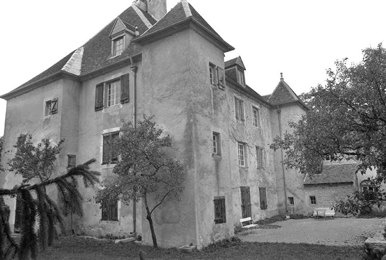 Façade postérieure et face latérale droite. © Gilbert Poinsot / Région Bourgogne-Franche-Comté, Inventaire du patrimoine - 1976 Façade postérieure et face latérale droite. © Gilbert Poinsot / Région Bourgogne-Franche-Comté, Inventaire du patrimoine - 1976