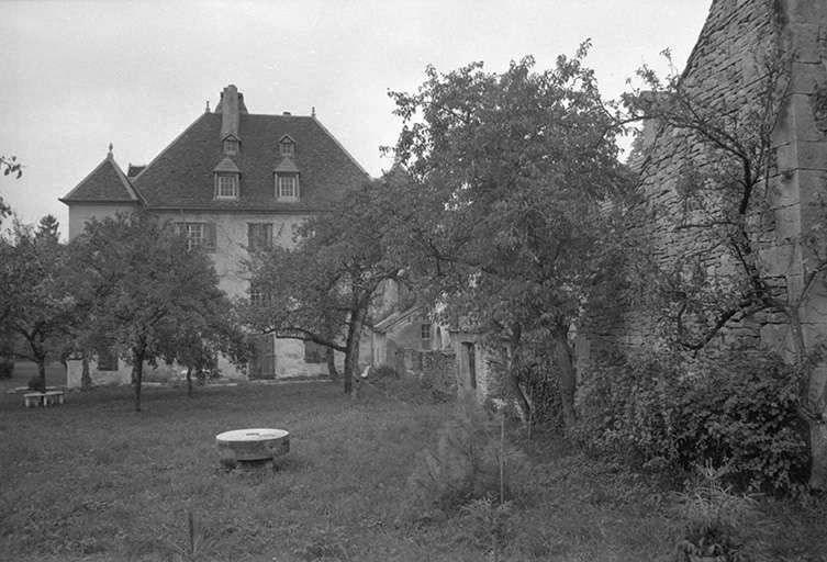Face latérale droite vue depuis le parc. © Gilbert Poinsot / Région Bourgogne-Franche-Comté, Inventaire du patrimoine - 1976 Face latérale droite vue depuis le parc. © Gilbert Poinsot / Région Bourgogne-Franche-Comté, Inventaire du patrimoine - 1976