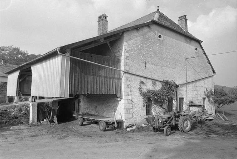 Ferme située rue des Vignes : vue générale. © Liliane Hamelin / Région Bourgogne-Franche-Comté, Inventaire du patrimoine - 1976
