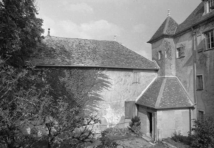 Façade antérieure vue de trois quarts droit. © Gilbert Poinsot / Région Bourgogne-Franche-Comté, Inventaire du patrimoine - 1976 Façade antérieure vue de trois quarts droit. © Gilbert Poinsot / Région Bourgogne-Franche-Comté, Inventaire du patrimoine - 1976