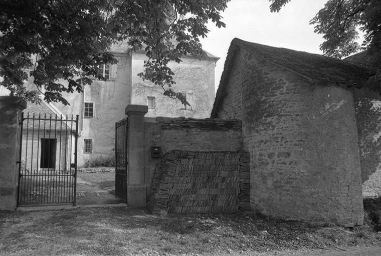 L'entrée. © Gilbert Poinsot / Région Bourgogne-Franche-Comté, Inventaire du patrimoine - 1976 L'entrée. © Gilbert Poinsot / Région Bourgogne-Franche-Comté, Inventaire du patrimoine - 1976