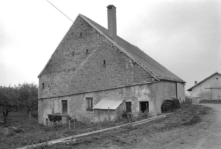 Façade antérieure et face latérale droite. © Gilbert Poinsot / Région Bourgogne-Franche-Comté, Inventaire du patrimoine - 1976