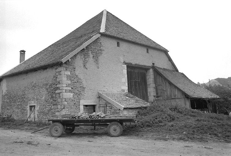Façade postérieure et face latérale droite. © Gilbert Poinsot / Région Bourgogne-Franche-Comté, Inventaire du patrimoine - 1976 Façade postérieure et face latérale droite. © Gilbert Poinsot / Région Bourgogne-Franche-Comté, Inventaire du patrimoine - 1976