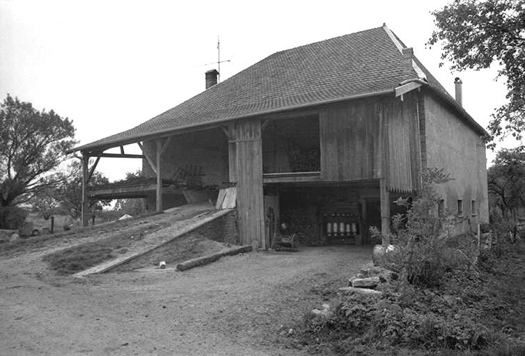 Ferme située rue du Grand Courtil : vue de trois quarts droit. © Liliane Hamelin / Région Bourgogne-Franche-Comté, Inventaire du patrimoine - 1976