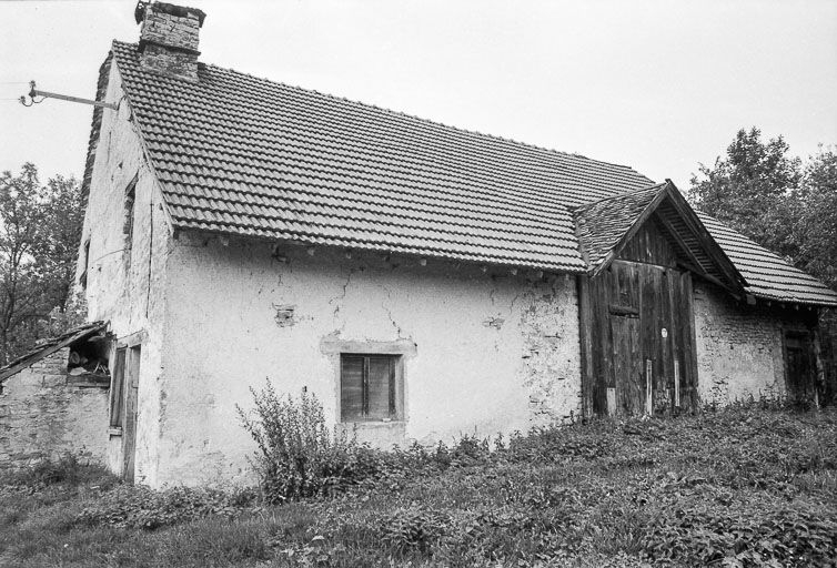 Façade latérale droite. © Gilbert Poinsot / Région Bourgogne-Franche-Comté, Inventaire du patrimoine - 1976 Façade latérale droite. © Gilbert Poinsot / Région Bourgogne-Franche-Comté, Inventaire du patrimoine - 1976
