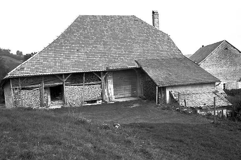 Façade postérieure. © Gilbert Poinsot / Région Bourgogne-Franche-Comté, Inventaire du patrimoine - 1976 Façade postérieure. © Gilbert Poinsot / Région Bourgogne-Franche-Comté, Inventaire du patrimoine - 1976