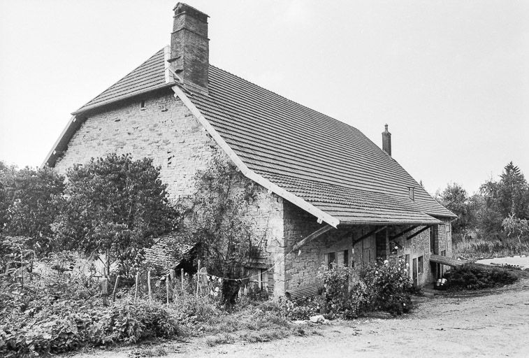 Vue de trois quarts gauche. © Liliane Hamelin / Région Bourgogne-Franche-Comté, Inventaire du patrimoine - 1976