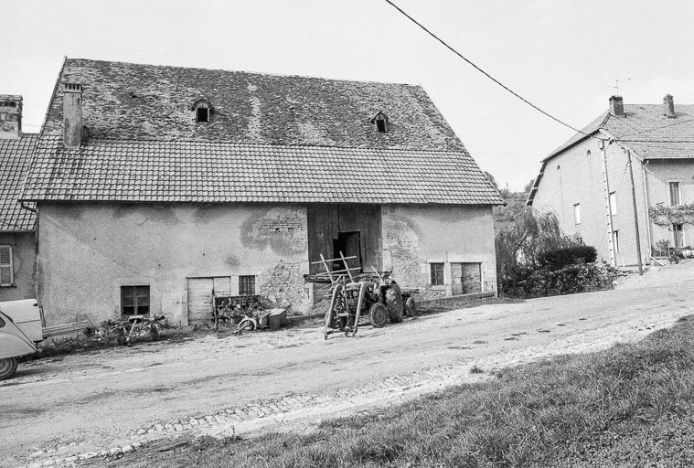 Ferme située rue de la Fontaine : façade postérieure sur la  place de l'Eglise. © Liliane Hamelin / Région Bourgogne-Franche-Comté, Inventaire du patrimoine - 1976