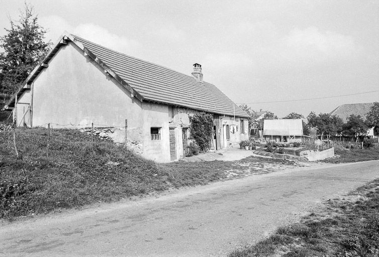 Ferme située 5 Grande Rue : vue générale. © Liliane Hamelin / Région Bourgogne-Franche-Comté, Inventaire du patrimoine - 1976
