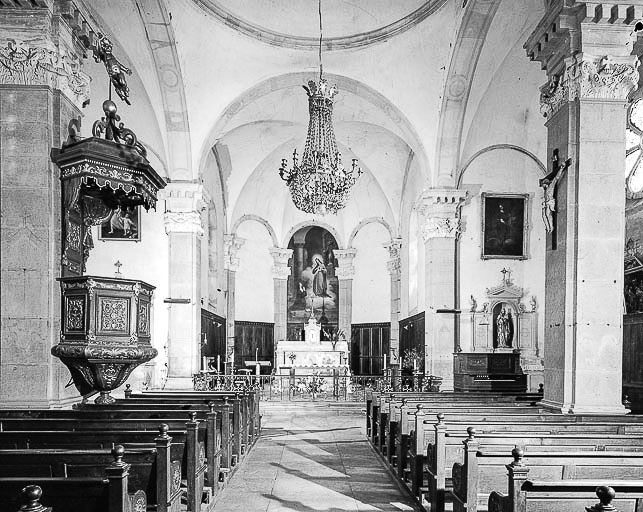 Intérieur : la nef et le choeur vus depuis l'entrée. © Yves Sancey / Région Bourgogne-Franche-Comté, Inventaire du patrimoine - 1976