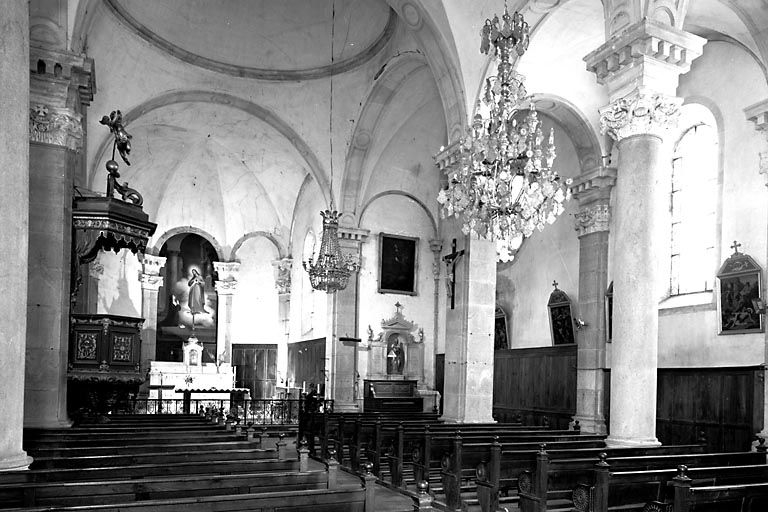 Intérieur : la nef et le choeur vus de trois quarts droit. © Yves Sancey / Région Bourgogne-Franche-Comté, Inventaire du patrimoine - 1976